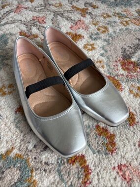 Old Navy Silver Flats with Black Elastic Strap